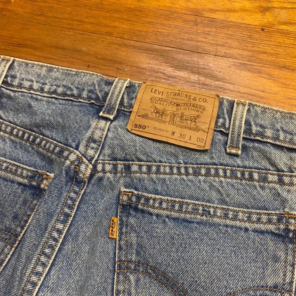 Vintage Levis 550 Relaxed Fit Denim Shorts Light Wash Orange Tab Mens 30x10
